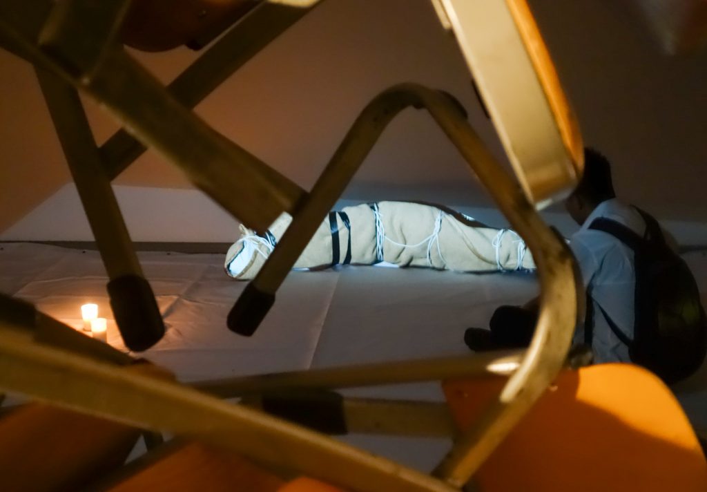 Sacked / Encostalado Video installation / performance, 2019, Zentrum für Kunst und Urbanistik, Berlin, Germany